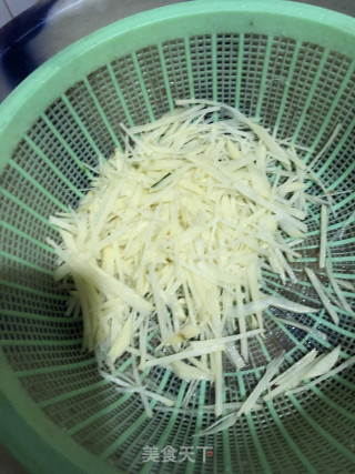 青椒土豆丝的做法步骤：1