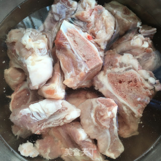 白菜排骨麻辣锅的做法步骤：1