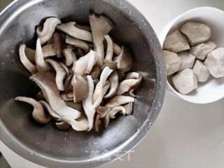 平菇肉丸鸡蛋汤的做法步骤：1