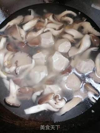 平菇肉丸鸡蛋汤的做法步骤：4