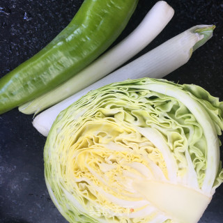 包菜青椒炒腊肠的做法步骤：1