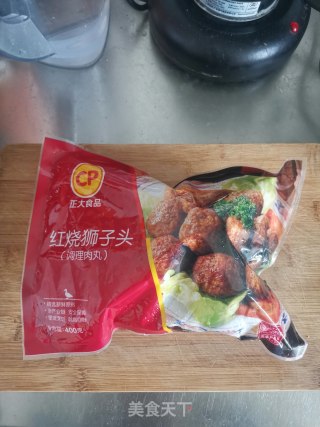 白菜烩丸子的做法步骤：1