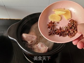 凉拌猪耳的做法步骤：1