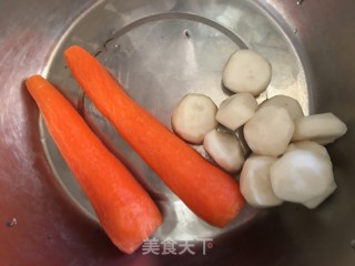 苹果胡萝卜腱肉汤的做法步骤：2