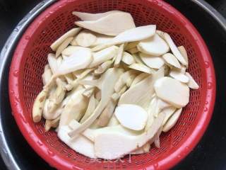 慈菇炒香肠的做法步骤：3