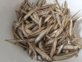 炸小鱼干的做法步骤：1