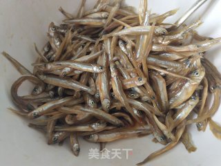 炸小鱼干的做法步骤：2