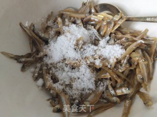 炸小鱼干的做法步骤：3