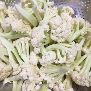 番茄炒花菜的做法步骤：1