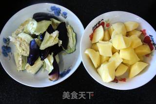 土豆炖茄子的做法步骤：2