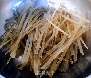黄瓜胡萝卜麻酱宽粉的做法步骤：1