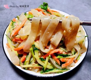黄瓜胡萝卜麻酱宽粉的做法步骤：13