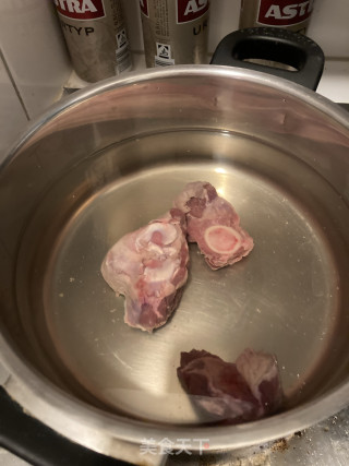 清炖羊肉汤的做法步骤：1