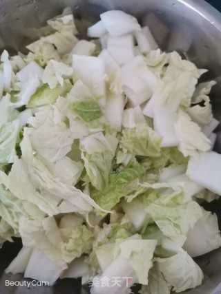 白菜炖豆腐的做法步骤：1