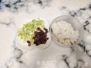 白菜香肠炒饭的做法步骤：1