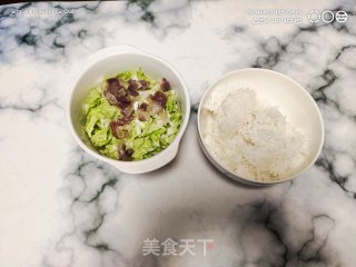 香肠白菜粥的做法步骤：1