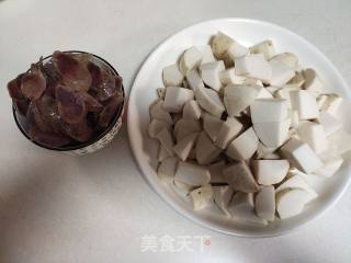 豆瓣艿芋焖香肠的做法步骤：1