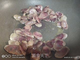 豆瓣艿芋焖香肠的做法步骤：2