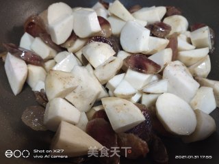 豆瓣艿芋焖香肠的做法步骤：3