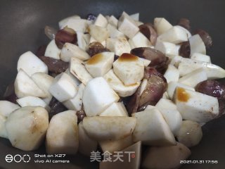 豆瓣艿芋焖香肠的做法步骤：4