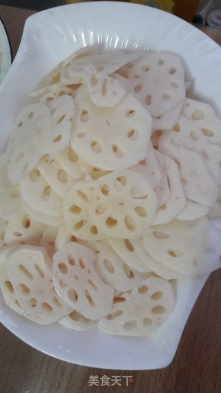 莲藕炒肉片的做法步骤：1