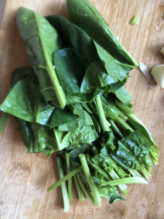 菠菜火腿肠汤的做法步骤：1