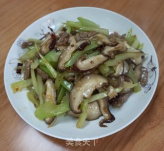 西芹香菇炒肉丝的做法步骤：9