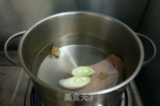 红油鸡胸的做法步骤：2