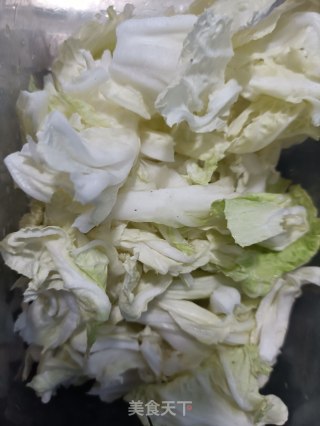 白菜炖丸子的做法步骤：1