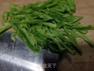 尖椒炒肉盖面的做法步骤：2