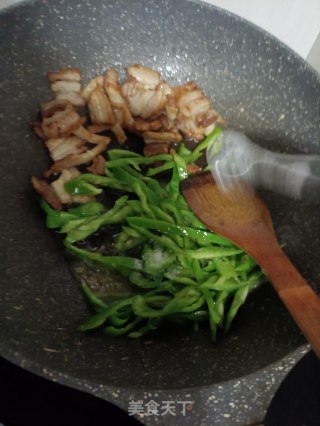 尖椒炒肉盖面的做法步骤：8
