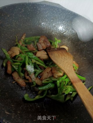 尖椒炒肉盖面的做法步骤：10