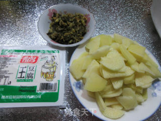 咸菜土豆片豆腐汤的做法步骤：1
