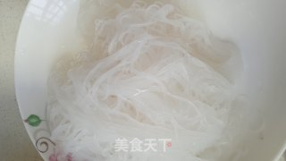 金针菇鸡蛋焖粉丝的做法步骤：3
