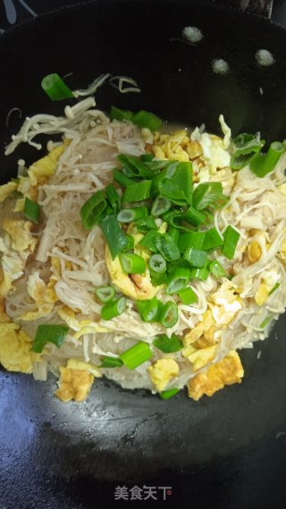 金针菇鸡蛋焖粉丝的做法步骤：6