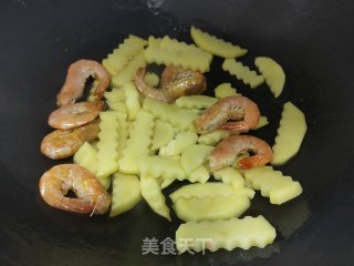青虾琅琊土豆条的做法步骤：9