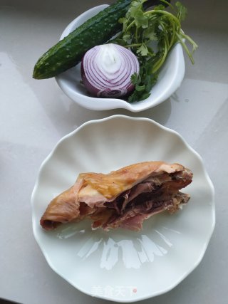 老干妈拌鸡胸肉的做法步骤：1