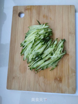 老干妈拌鸡胸肉的做法步骤：2