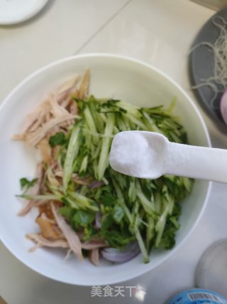 老干妈拌鸡胸肉的做法步骤：5