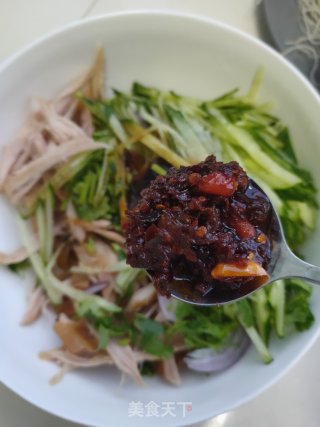 老干妈拌鸡胸肉的做法步骤：10