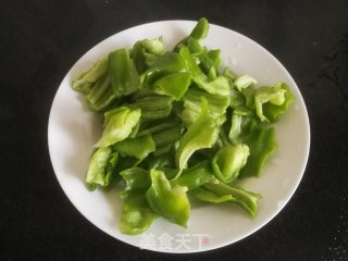 麻青椒炒肉的做法步骤：2