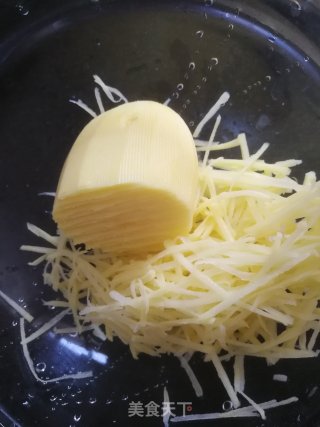 土豆丝饼的做法步骤：1