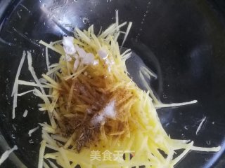 土豆丝饼的做法步骤：2