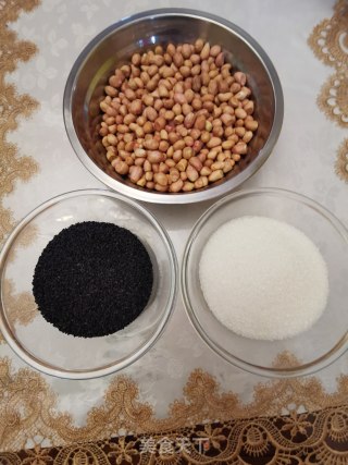 芝麻花生糖的做法步骤：1