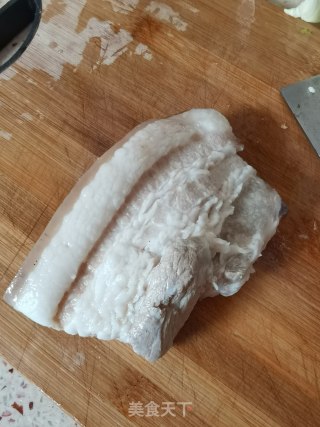 回锅肉炒芹菜的做法步骤：1