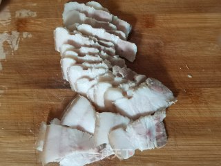 回锅肉炒芹菜的做法步骤：2