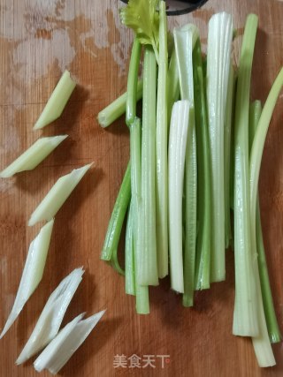 回锅肉炒芹菜的做法步骤：3