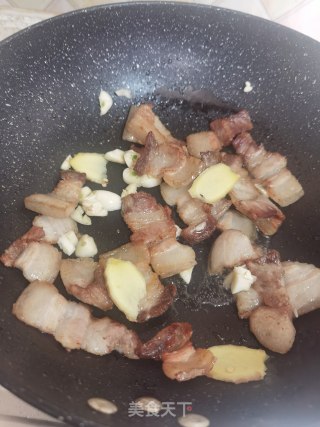回锅肉炒芹菜的做法步骤：9