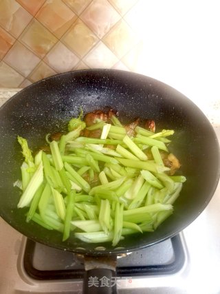 回锅肉炒芹菜的做法步骤：12