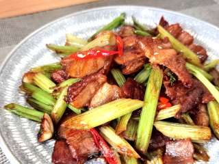 回锅肉炒芹菜的做法步骤：15